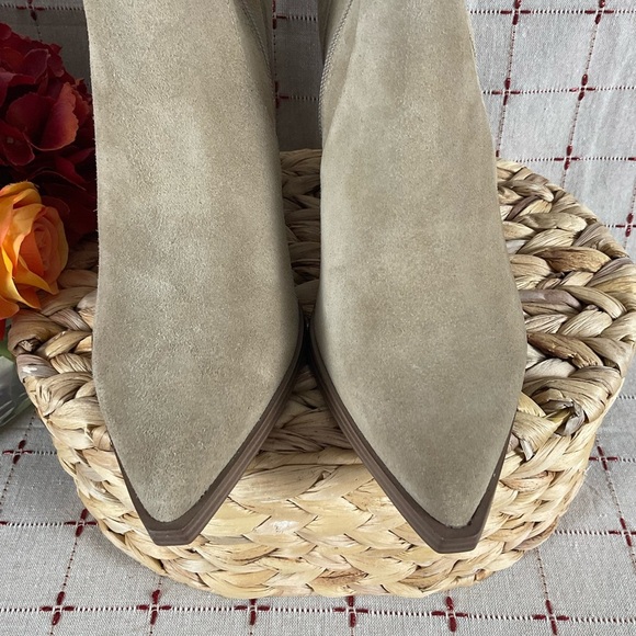 Steve Madden “Calabria” Tan Suede Ankle Boots Almond Toe Size 9.5 Beige Bootie - Picture 3 of 9
